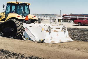 machine ms200l au travail attelé sur tracteur caterpillar